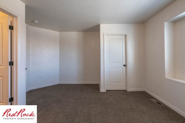 Building Photo - 3 Bedroom & 2.5 Bathroom & Dog Friendly!