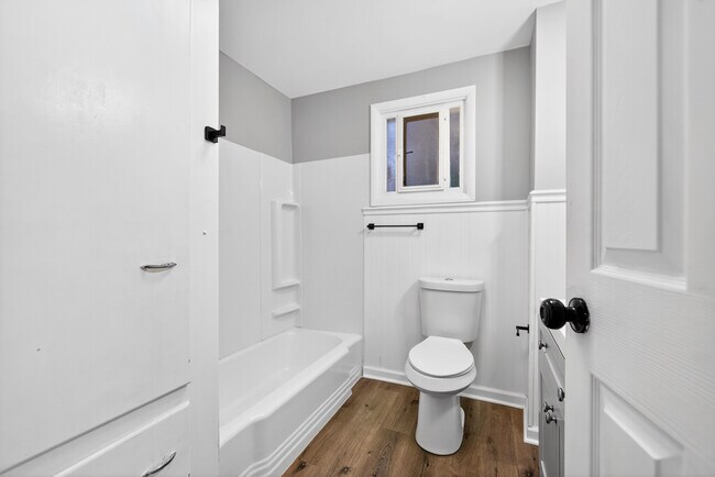 Building Photo - 517 Armandale St