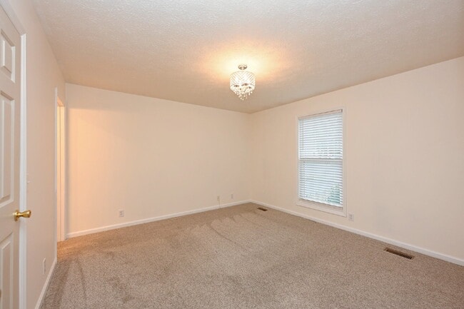 Building Photo - Car-free convenience! Modern 3 Bed Home Minutes from Downtown Gallatin