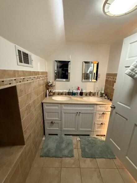 Building Photo - 60 Linwood St