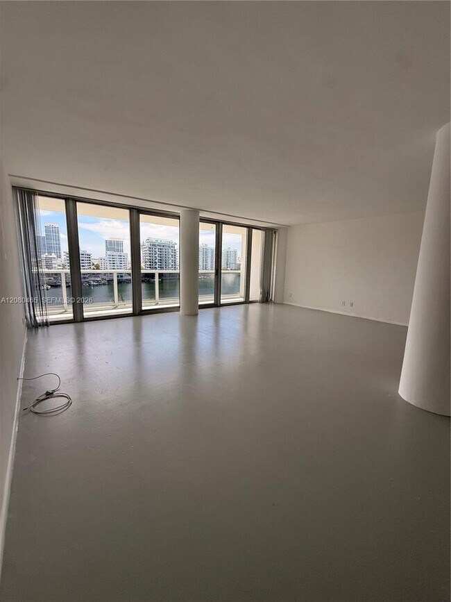 Building Photo - 900 Bay Dr