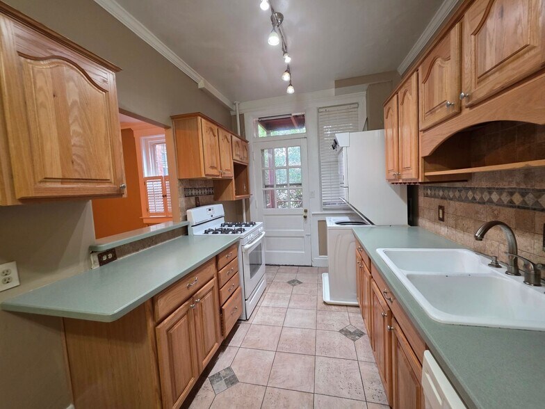 Building Photo - 600 W Olney Rd