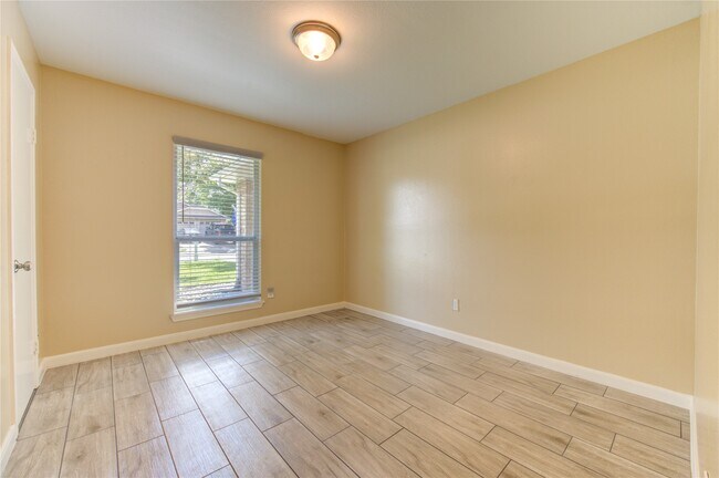 Building Photo - 3702 Royal Manor Dr