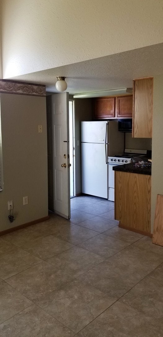 Building Photo - 1015 S Juniper Dr