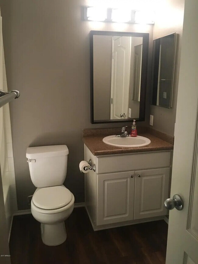 Building Photo - Stunning 2-bedroom 2 bath