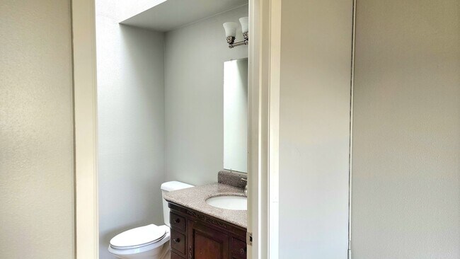 Building Photo - Lovely Oak Harbor Living and Pet Friendly!!