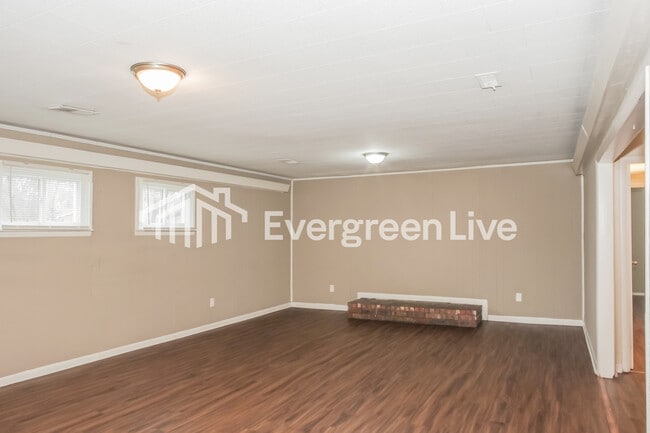 Building Photo - 1004 8th Ave SW