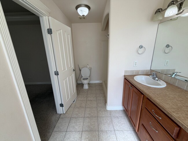 Building Photo - 435 NE Greystone Loop