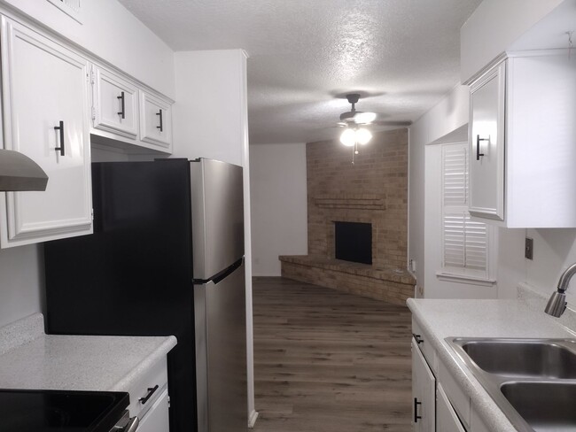 Building Photo - Leon Valley~ 3 bedroom~ Freshly Painted In...