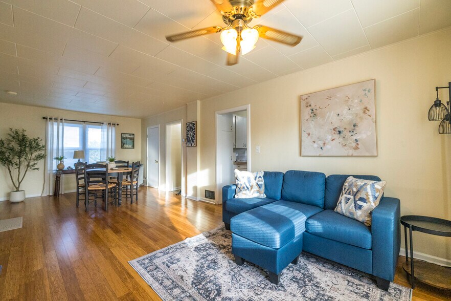 Living / Dining - 1527 W Knox Ave