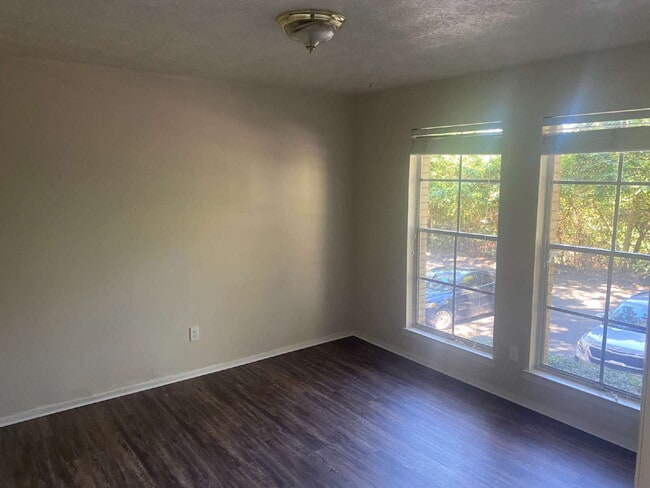 Building Photo - Gorgeous 2 Bedroom 1.5 Bathroom Condo With Stunning Flooring! AMAZING DEAL.