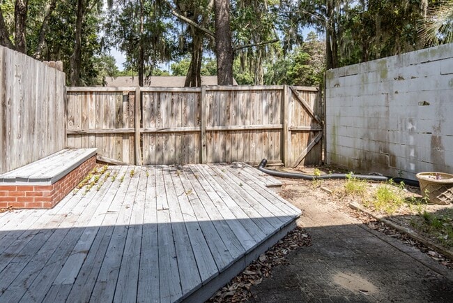 Building Photo - Spacious Two Bedroom Townhome
