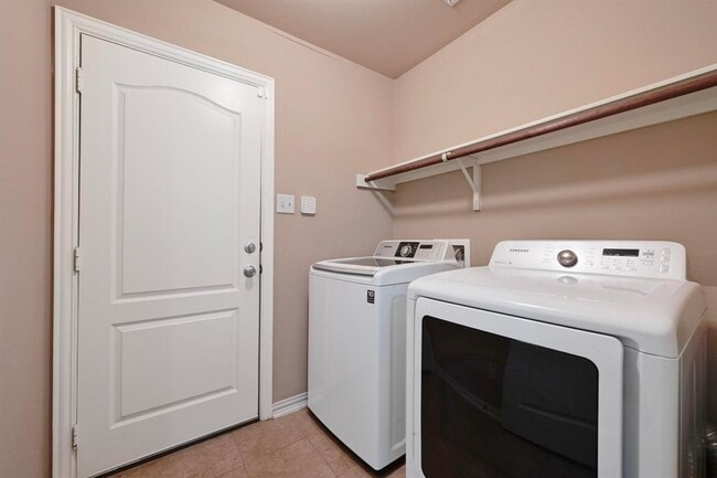 Building Photo - 237 Strawberry Blonde Dr