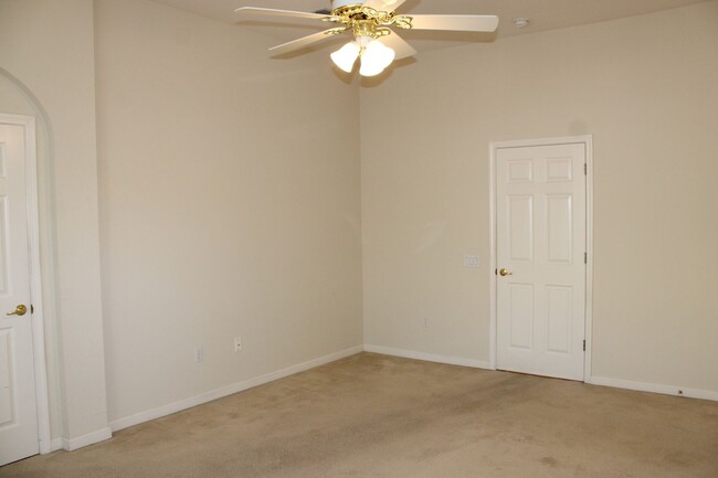 Building Photo - 5812 Sandlewood Way
