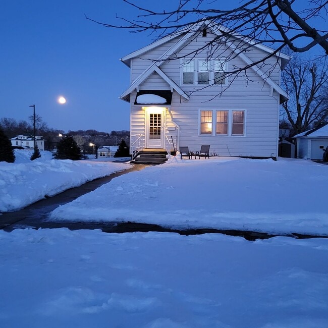 Building Photo - Historic, recently updated single-family h...