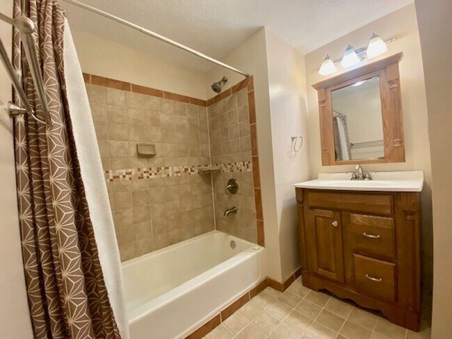 Building Photo - Three Bedroom in Battle Creek