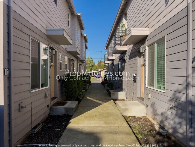 Building Photo - Enchanting 2-Bedroom Gem in SE Portland - End Unit!