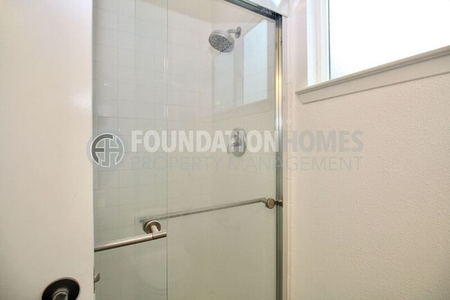 Building Photo - 115 Grande Vista