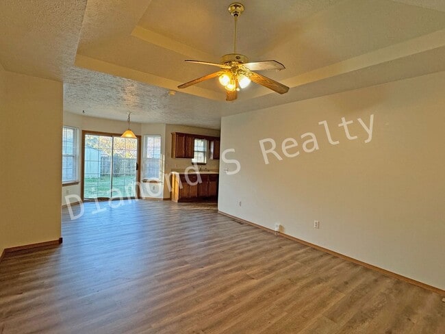 Building Photo - 3 Bedroom Home Located in Established Neighborhood!