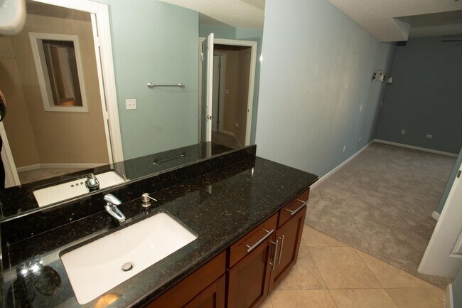 Building Photo - Walk-Up Townhouse in Downtown SD -  Dual Master 2 Bed 3 Bath with Brand New Flooring!