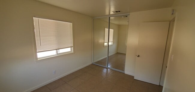 Building Photo - 4 Bedrooms, 2 Baths, Victorville Home in Tatum Track