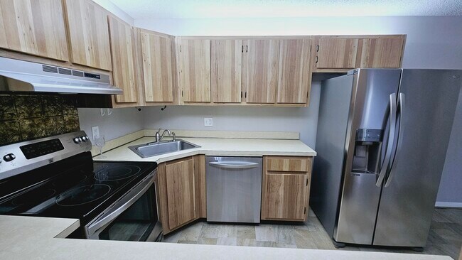 Building Photo - 1002 Green Pine Blvd