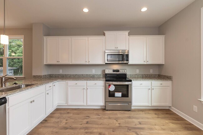 Building Photo - Four Bedroom Home