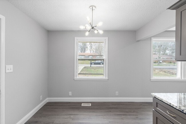 Building Photo - 3 Bedroom 2 Bath Renovated Pet Friendly Home For Rent!