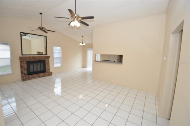 Building Photo - 828 Cinnamon Dr E
