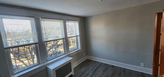 Building Photo - NEW Kitchen! Walk to NYC Train/Restaurants, Heat/HW, Pre-War Charm