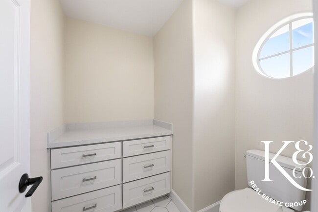 Building Photo - Relaxed Living in Oak Park with All the Up...