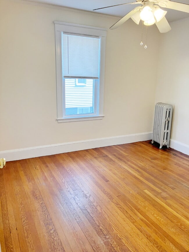 Building Photo - No Broker fee!!! Good credit & Solid incom...