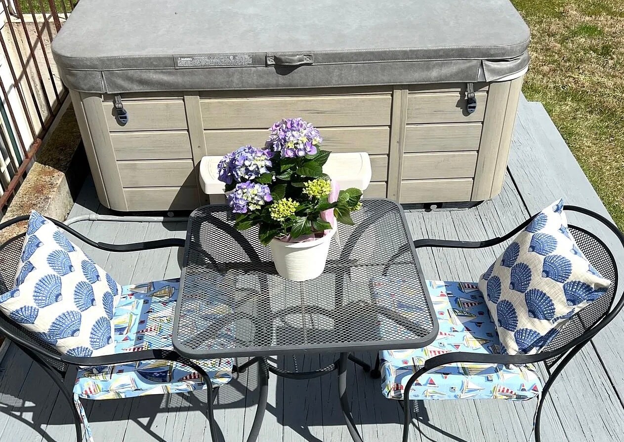 Hot tub - 701 Cedar Crest Ct