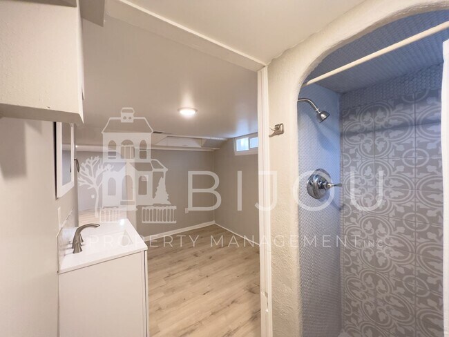 Building Photo - Located Close to Memorial Park!