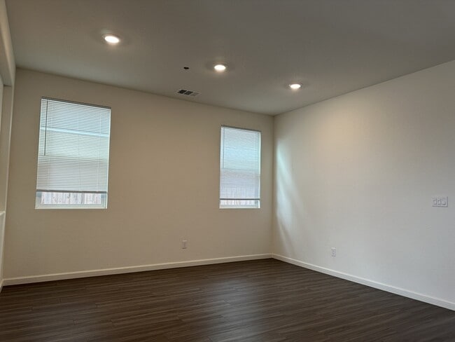 Building Photo - Manteca 5 Bedroom, 3 Bath Executive Style ...