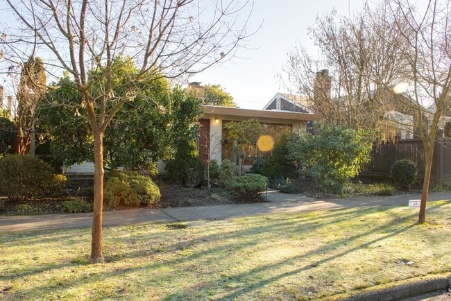 Building Photo - RENOVATED 3 BED MADISON PARK BUNGALOW W EASY COMMUTE!