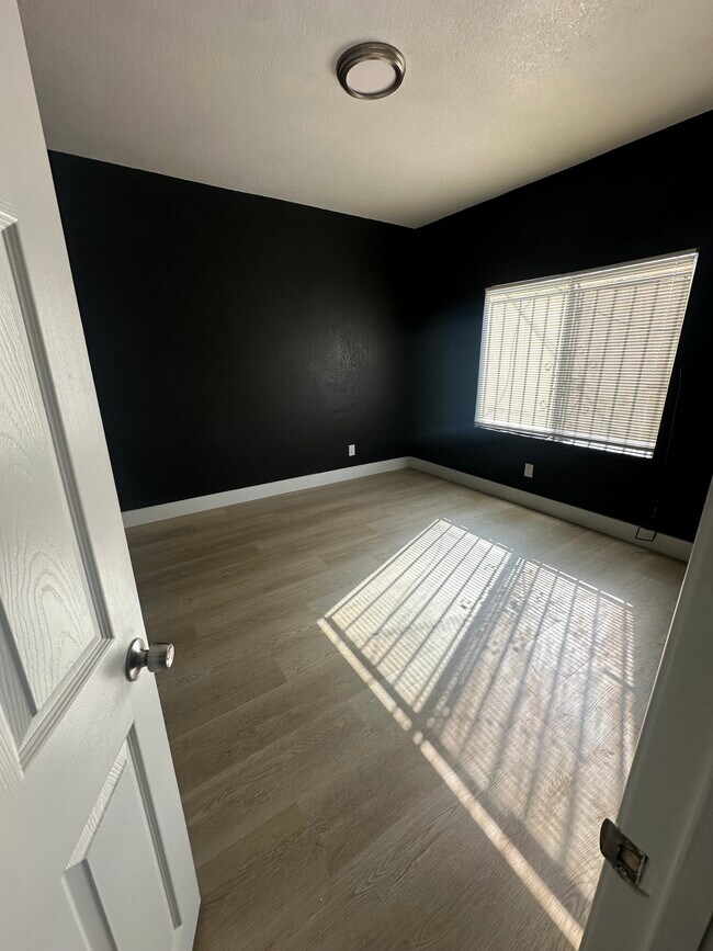 Building Photo - 248 E 54th, Los Angeles