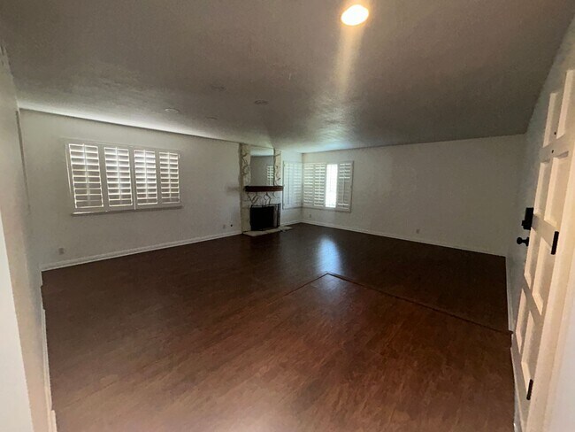 Building Photo - Beautiful, spacious 4-bedroom, 2-bath home for rent in Fountain Valley