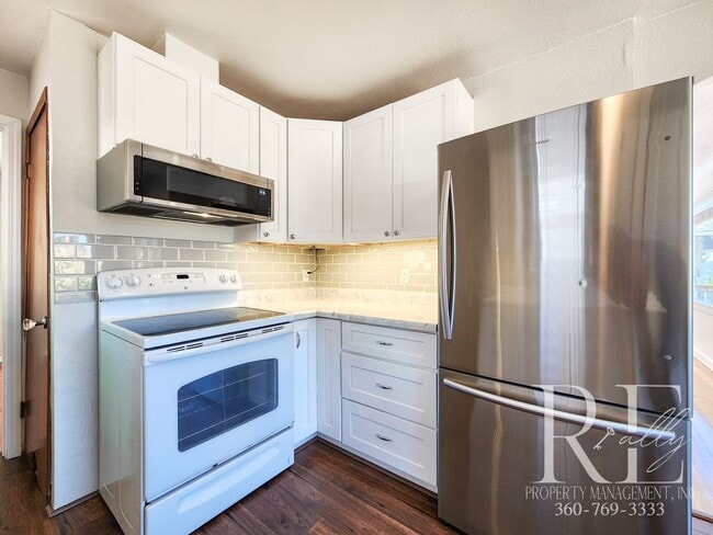 Building Photo - Classic Charmer with Water Views in the Heart of Manette