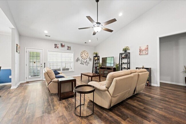 Building Photo - 421 Brawley Dr