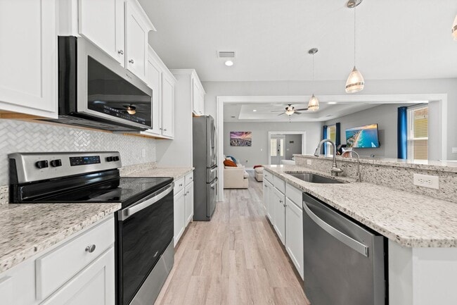 Building Photo - Freeport/Niceville Beauty!