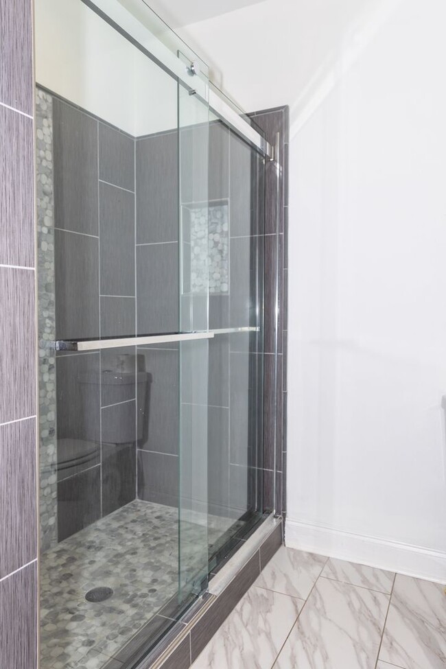Building Photo - Spacious 4/3.5 w/ Master on Main and Fully...