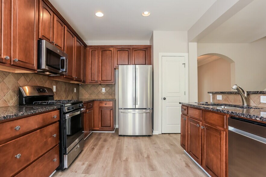 Building Photo - 7756 Parkside Dr
