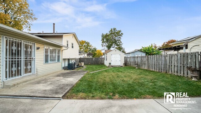 Building Photo - Lovely 4 BR/2.5 BA Split-level in Quite Ne...