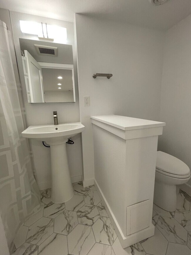 Building Photo - 4Bd/2.5Ba Seattle House