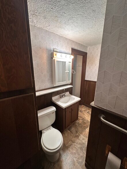 Building Photo - 102 Peck Ave