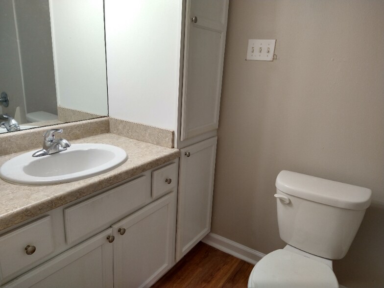 Building Photo - 6250 Bellaire Dr