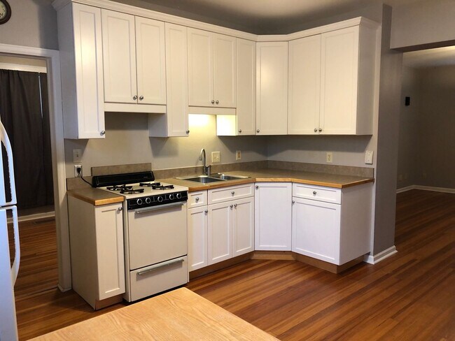 Building Photo - 217 E Oak St