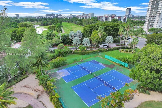 Building Photo - 3401 N Country Club Dr