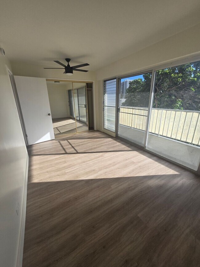 Building Photo - Conveniently located and secured 1-bedroom, 1-bathroom